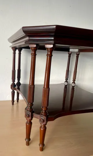 Mesa de madera y cristal con balda