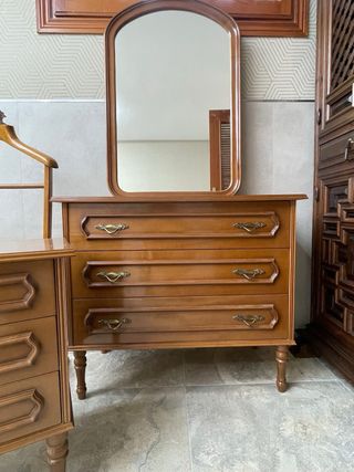 Cómoda de madera con espejo una mesita de noche