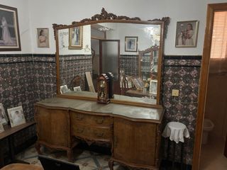 Espejo y mueble de comedor de madera