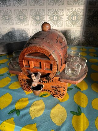 Barril y 4 chupitos madera antiguo