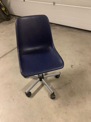 2 Sillas Blancas (1 con ruedas)