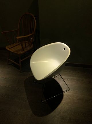 2 Sillas Blancas (1 con ruedas)