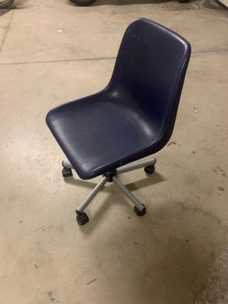 2 Sillas Blancas (1 con ruedas)