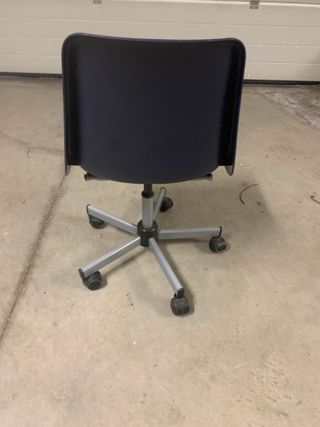 2 Sillas Blancas (1 con ruedas)