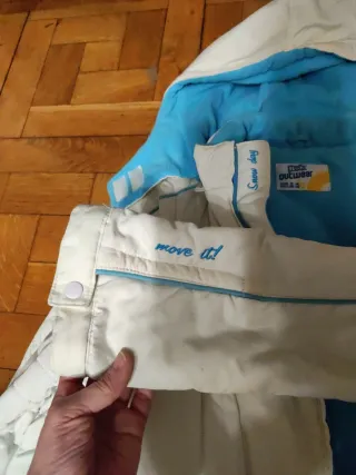 Abrigo corto blanco y azul