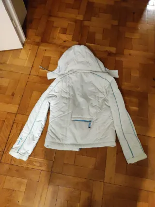 Abrigo corto blanco y azul