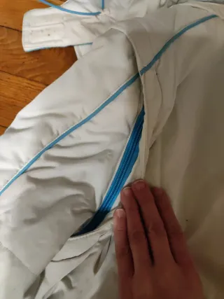 Abrigo corto blanco y azul