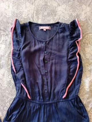 Mono verano azul con volantes rosa