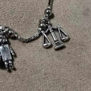 Pulsera Plata Justicia Ley Tribunal Balanza