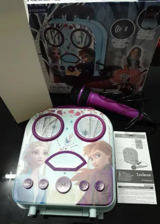Karaoke Frozen 2 Lexibook con un micrófono