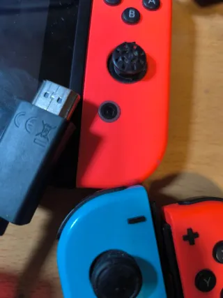 Nintendo Switch + Funda + 2 Joy-Con adicionales +