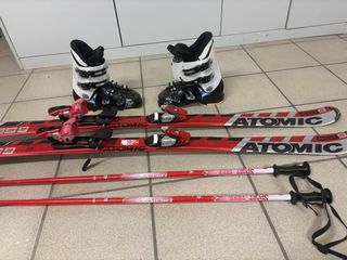 Attrezzatura sci: scarponi numero 39-40; sci 140 cm