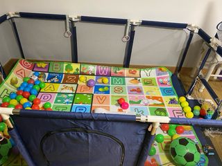 Parque infantil con pelotas