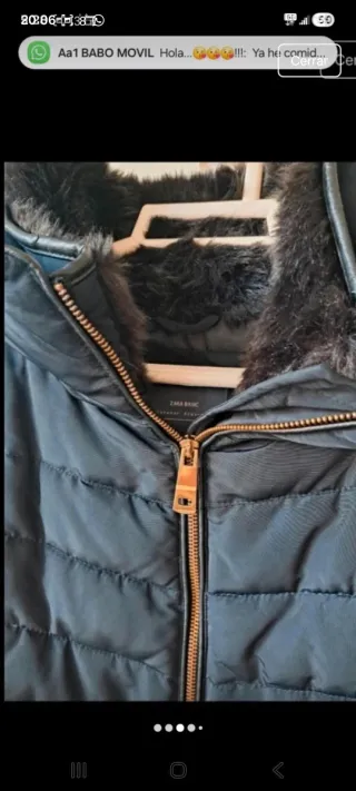 Plumífero negro con cuello de pelo