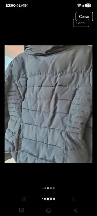 Plumífero negro con cuello de pelo