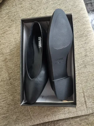 Zapatos negros de tacón bajo sin usar