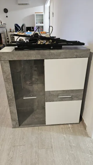 Mueble de salón moderno en buen estado.