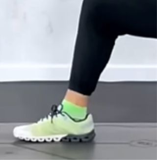 Zapatillas deportivas verdes y blancas