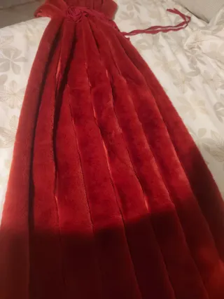 Estola de pelo granate con flor