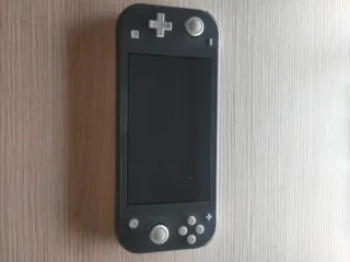 Nintendo Switch Lite Negra + Fundas