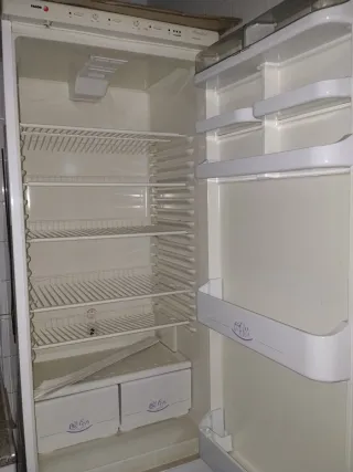 Cocina blanca con tiradores plateados.