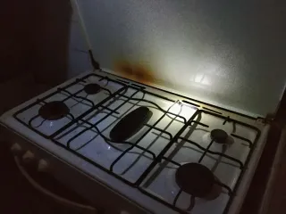 Cocina blanca con tiradores plateados.