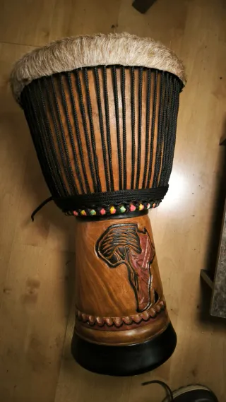 Djembe africano de madera tallada