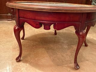 URGE VENTA. Mesa redonda de madera y mármol.