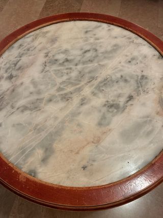 URGE VENTA. Mesa redonda de madera y mármol.