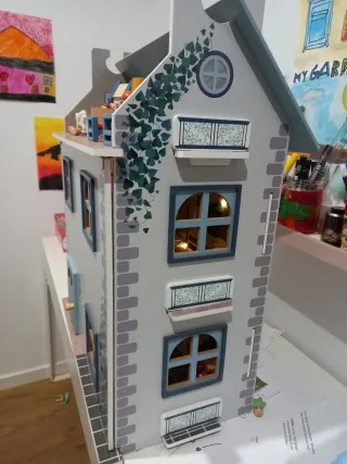 Casita de muñecas de madera