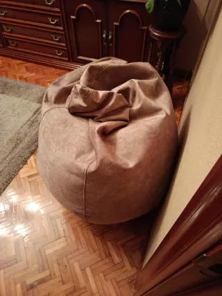 Puf beige y gris de tela