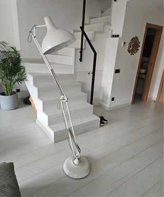 Lámpara de pie plateada y blanca