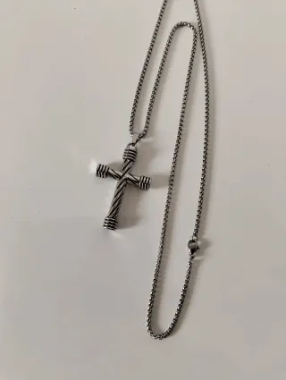 Cadena con colgante cruz espiral