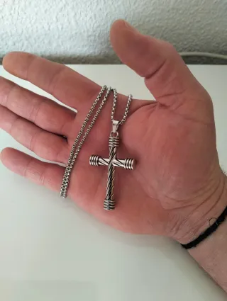 Cadena con colgante cruz espiral