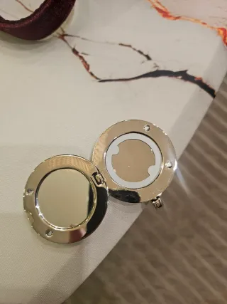 Sujeta bolsos joya azul y plata con espejo