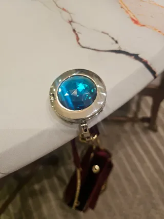 Sujeta bolsos joya azul y plata con espejo