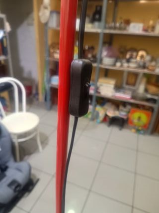 Lámpara de pie roja y blanca