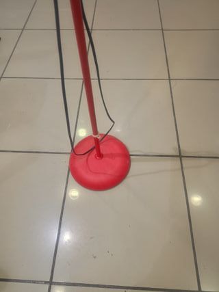 Lámpara de pie roja y blanca
