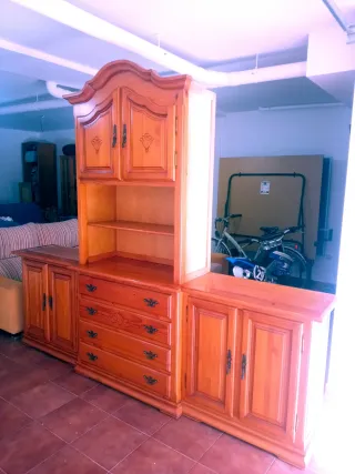 Armario de madera con cajones y puertas