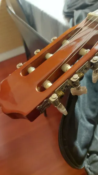Guitarra clasica marca Sonora con funda