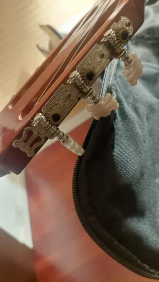 Guitarra clasica marca Sonora con funda