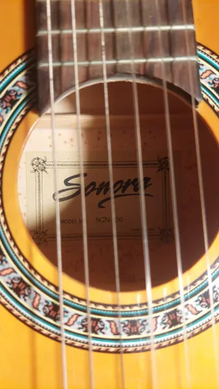 Guitarra clasica marca Sonora con funda