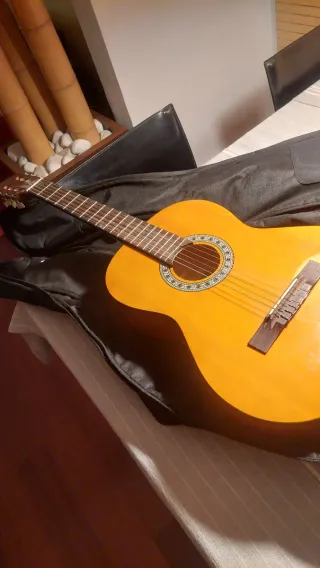 Guitarra clasica marca Sonora con funda
