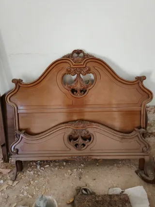 Cabecero de madera antiguo tallado