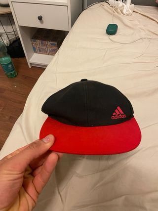 Gorra Adidas Negra y Roja