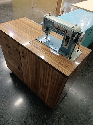 Máquina de coser Alfa antigua