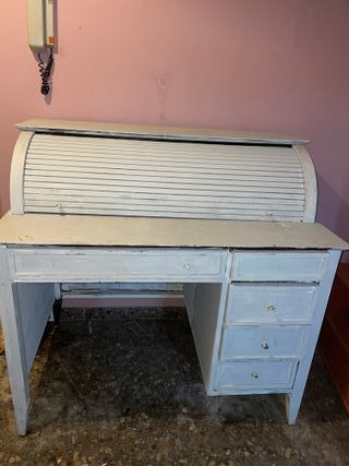 Escritorio de madera con paraban