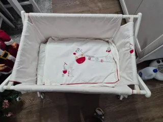 Minicuna con vestidura rossa e bianca