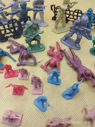 Lote soldados plástico antiguos monocromáticos