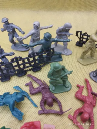 Lote soldados plástico antiguos monocromáticos